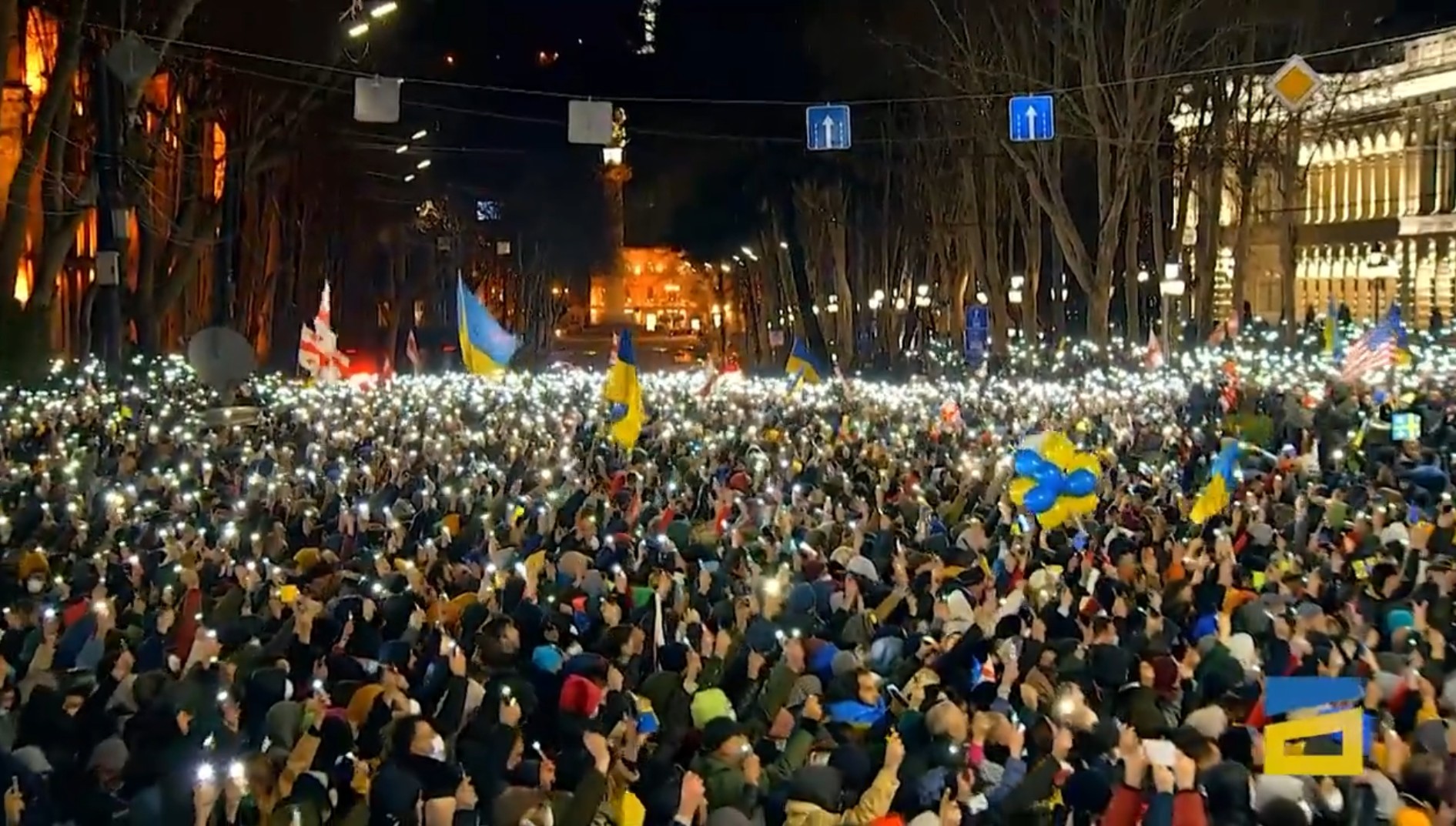 Read more about the article 挺烏克蘭！歐盟數十萬人燈海反戰　俄羅斯民眾也挺身聲援