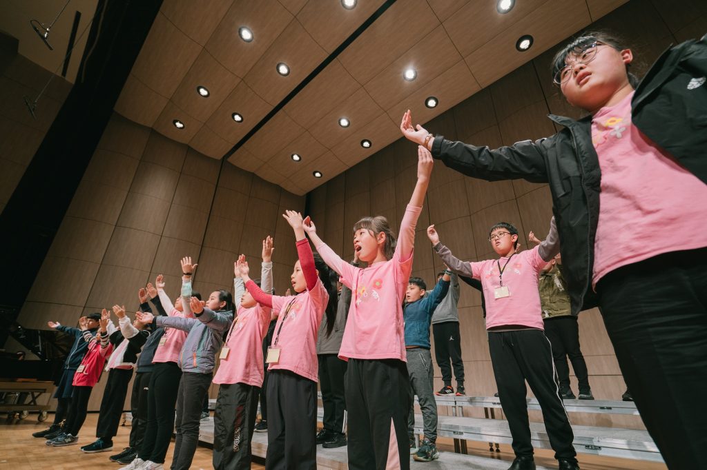 Read more about the article 國立客家兒童合唱團3歲了！孩子喜迎團長彭孟賢授證　童聲齊喊：生日快樂