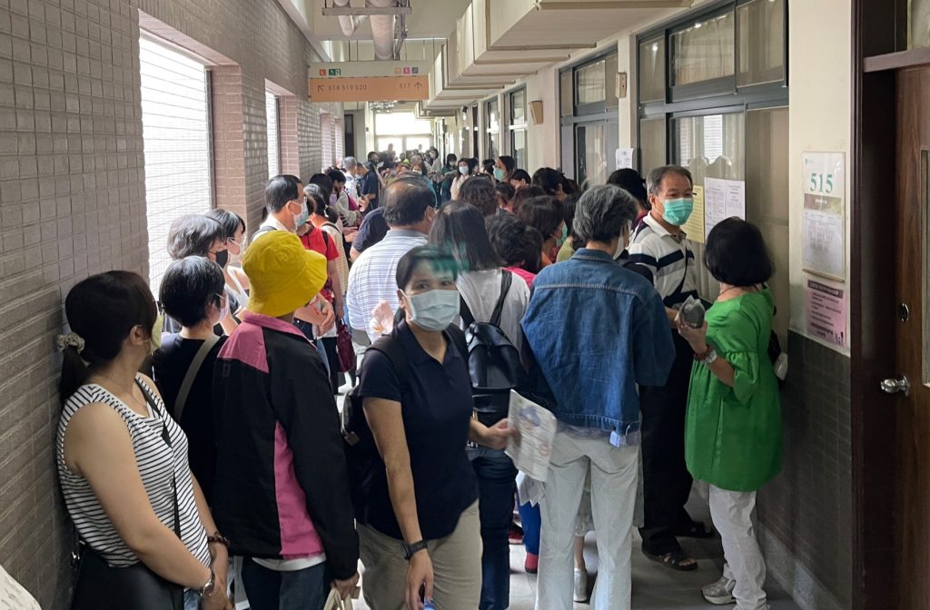 Read more about the article 直擊！客委會首場客語高級認證　考生擠爆桃園、高雄場