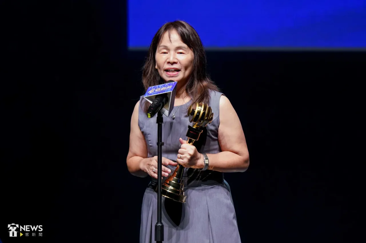 Read more about the article 黃玉美奪客聲獎3項大獎　喊話「客家要做出AI無法取代的內容」